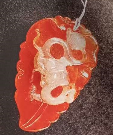图30 红雾琢成的玉坠,不可称为红翡,只能称为红彩翡翠挂件。