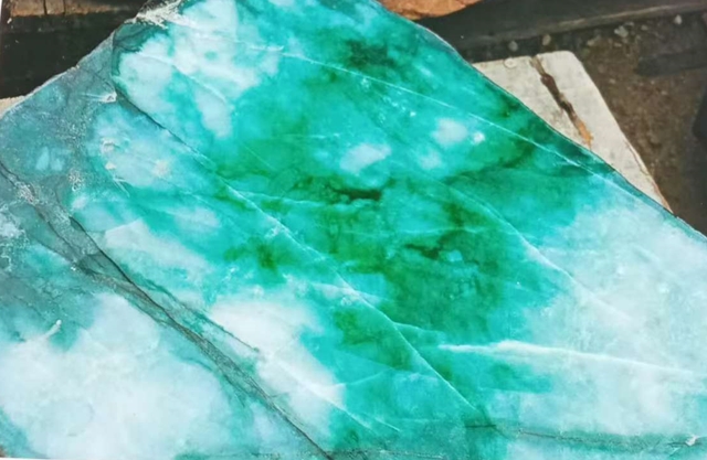 图9 芙蓉色翡翠毛料,稍欠黄味。