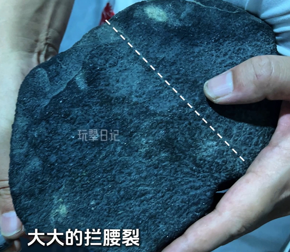 图4 原石上的大裂