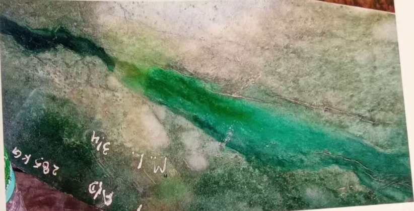 绿色由癣（角闪石）“喷出”