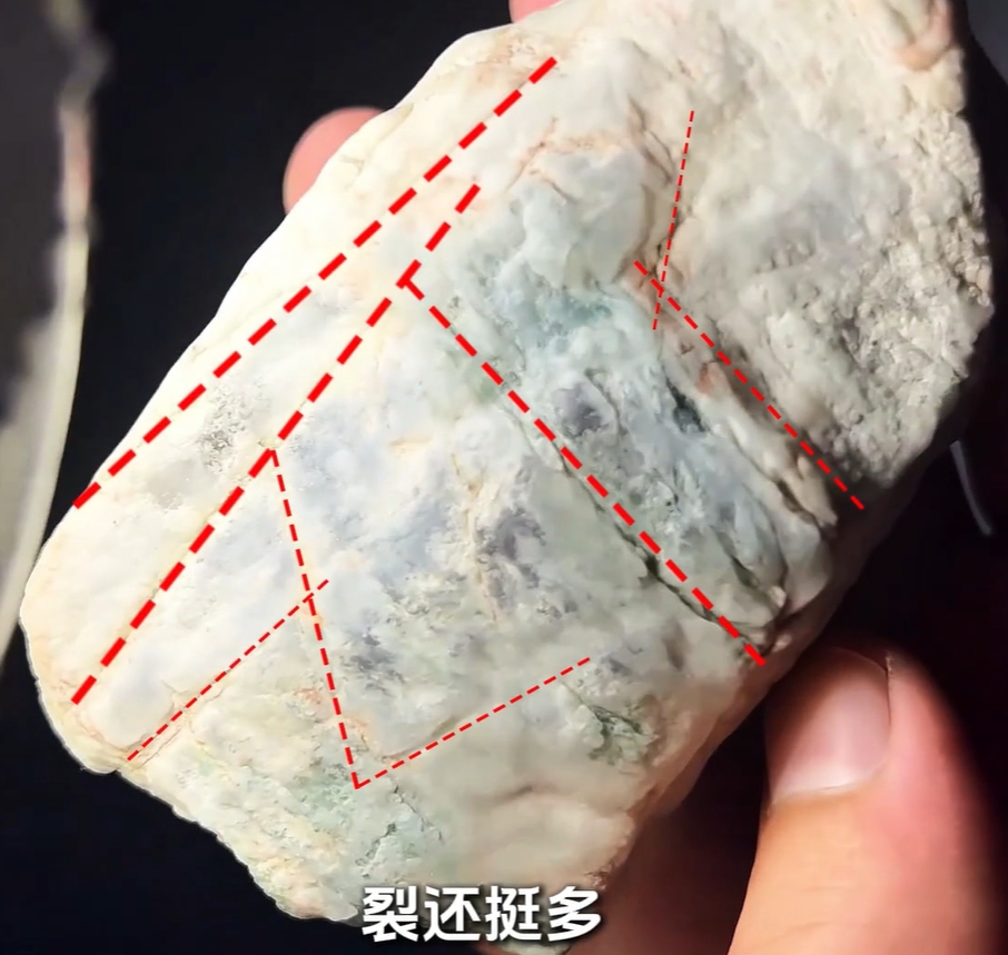 图5 很多小裂的木那