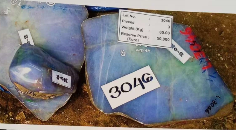图20 莼地(紫地)翡翠,紫色的分布比较均匀。这种偏蓝的紫色称为茄莼,在莼料中比较少见。