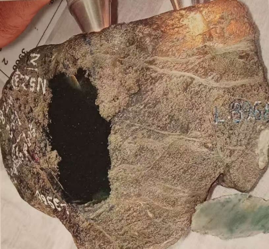 图22 水翻砂玉石,玻璃种。