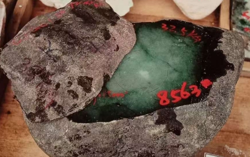 图33 黑乌砂皮壳。表面有黑色蜡皮,且容易掉,因而显示翡翠的种比较老。