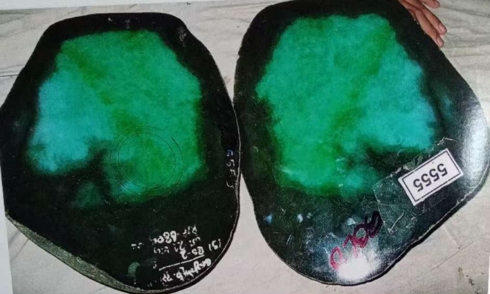 图19 块状色形,色虽满,但从很厚的雾即可看出种质不是很老