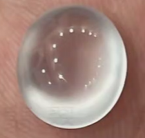 起双眼皮的玻璃种蛋面