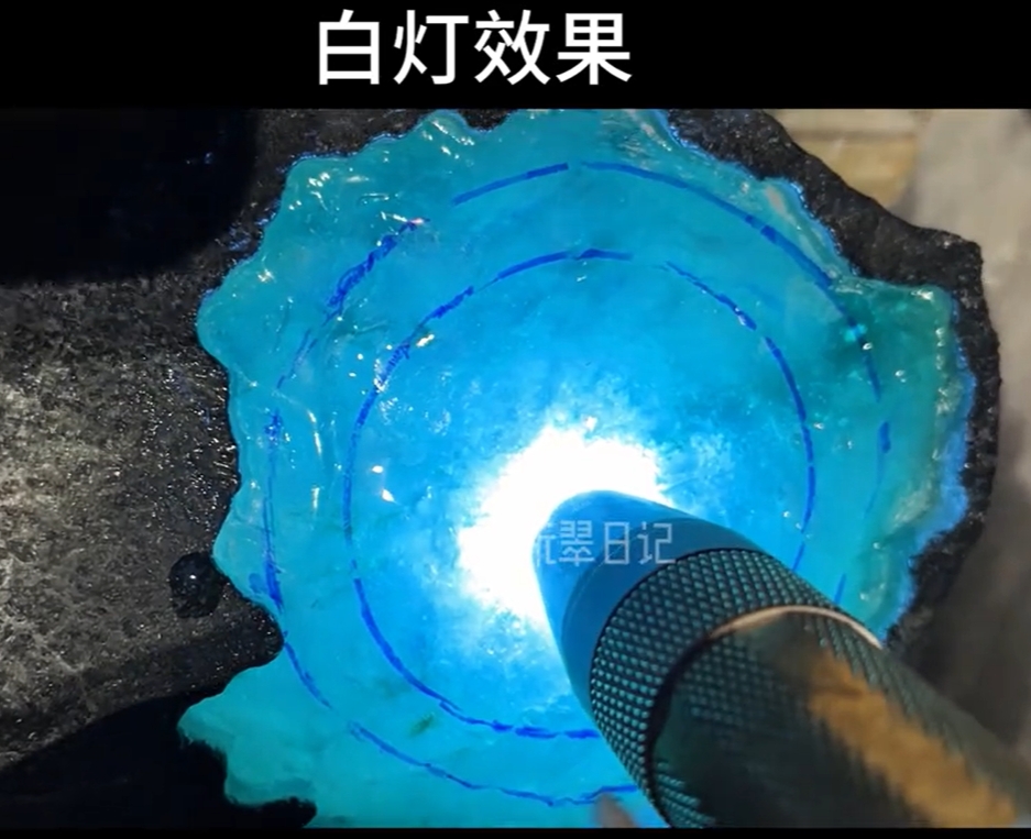  图6 开窗后，有果然有手镯位
