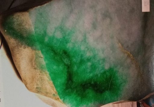 宽色带,玉石的切面基本与色带垂直