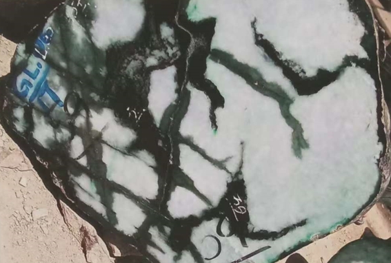 图6 夹皮堑,属后生裂堑。裂隙中的次生矿物柯绿泥石与皮壳基本一致。