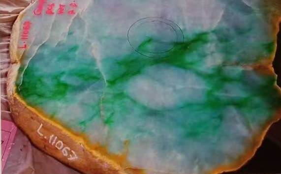 图7 棕红色的雾。玉石破裂处,雾特别发育。