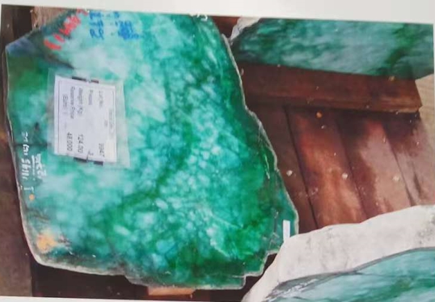 图27 芙蓉底翡翠,一条色带为芙蓉色,色偏,欠黄味。