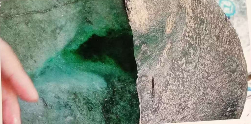 图4 玉料的癣喷色现象十分明显。