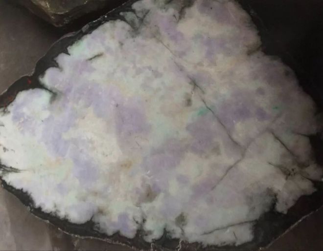 玛萨玉翡翠中呈地图状分布的水渍