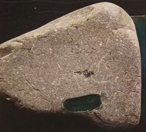 图21 灰色的水翻砂皮壳。