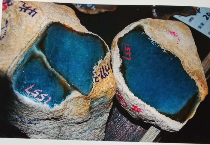 图14 苘地翡翠,地子呈灰蓝色,可称为蓝苘,种好,水头足。