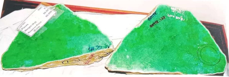 图4 黄阳绿色翡翠,黄味稍过,色嫩水头不足