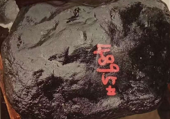 图28 黑乌砂。中细砂发,砂不够硬,不够匀,因而种质一般。