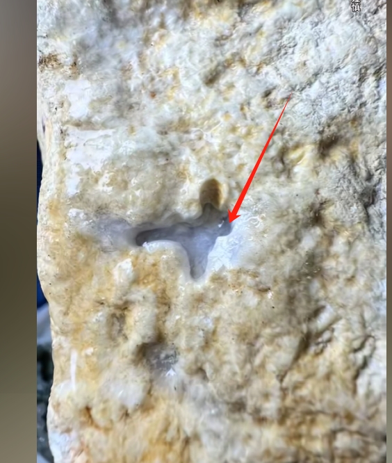 图5 像脱沙的翁巴裂场口，像脱沙的地方开窗后，大白肉