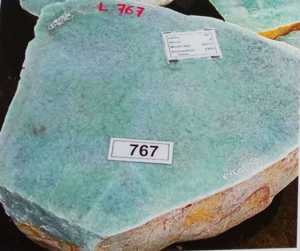图37 白砂地翡翠料,品质特别差。