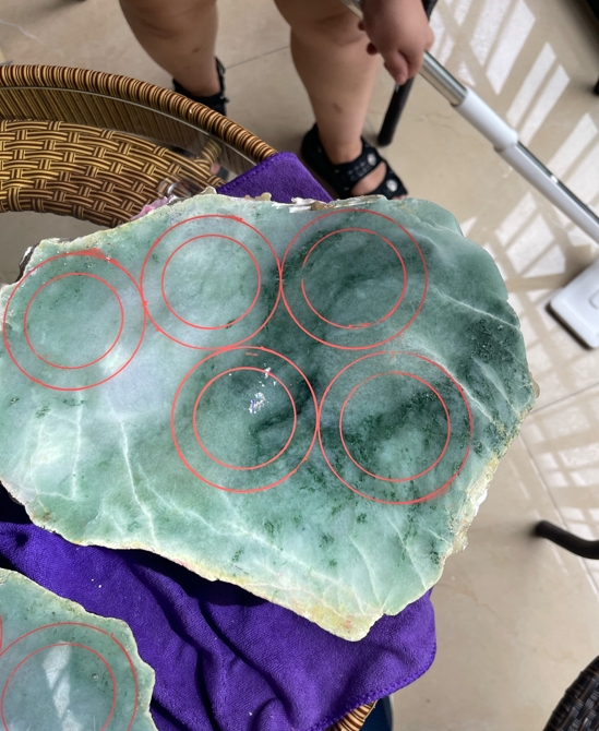 手镯位不少
