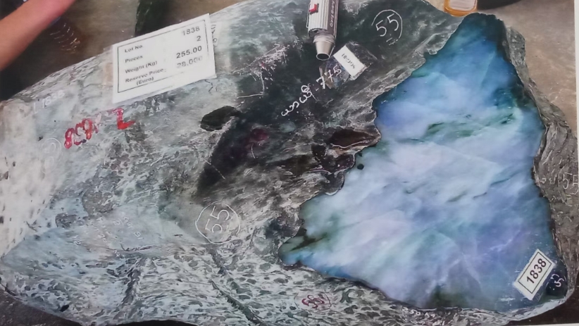 图3 翡翠的地子有定向排列的棉纹,这是种老的表现