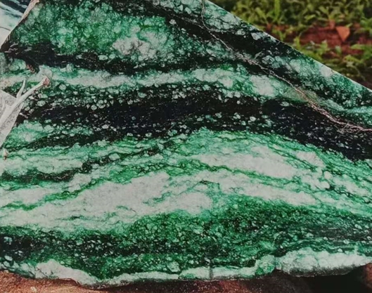 图1 翡翠中的棉，像棉花一样。