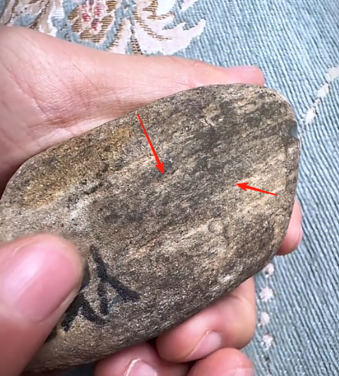 图3 水路上有丝丝白色状，可能有棉