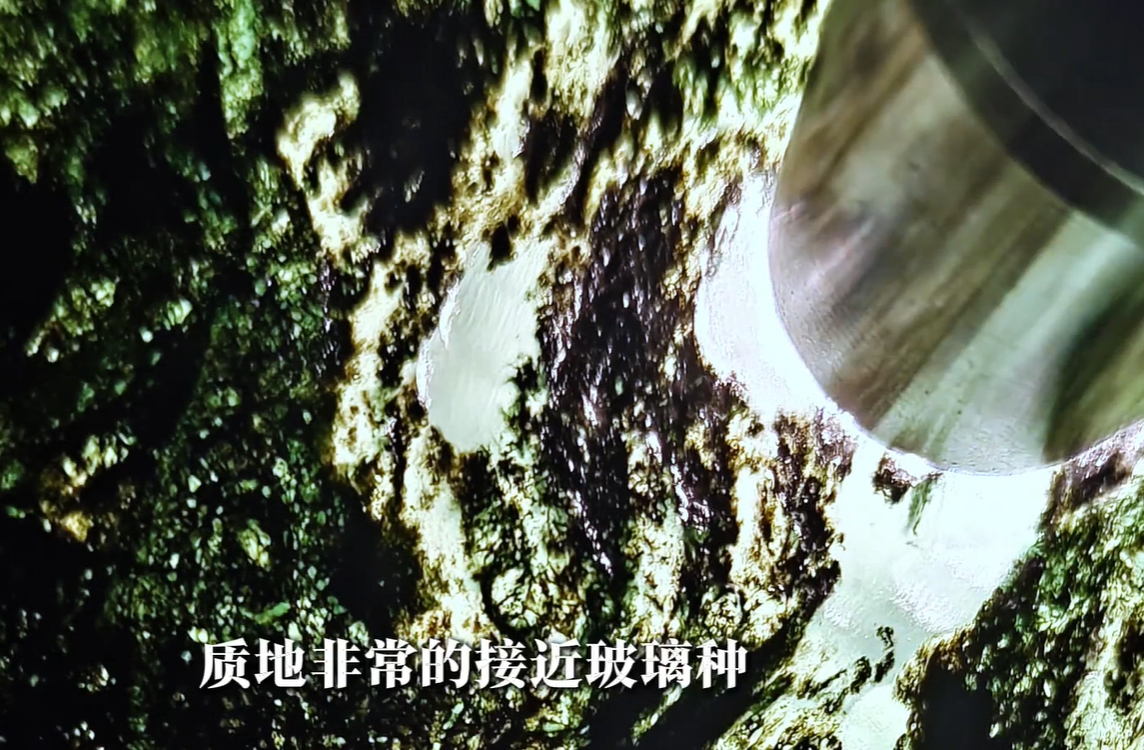 图6 开窗后白度好,接近玻璃种