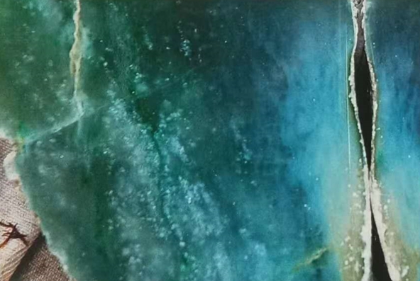 图2 玻璃种翡翠，有棉——白钉的部位就要称为冰种了。