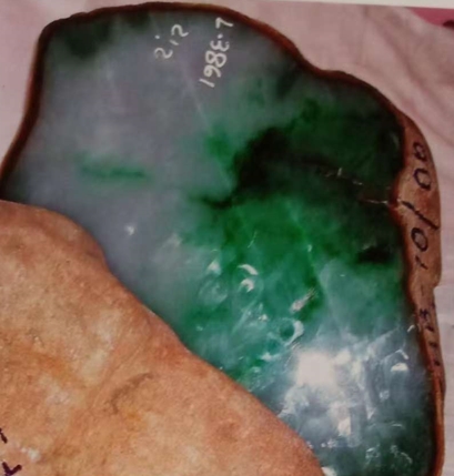 图19 红雾翡翠,雾层稍薄,但种并不是很老。