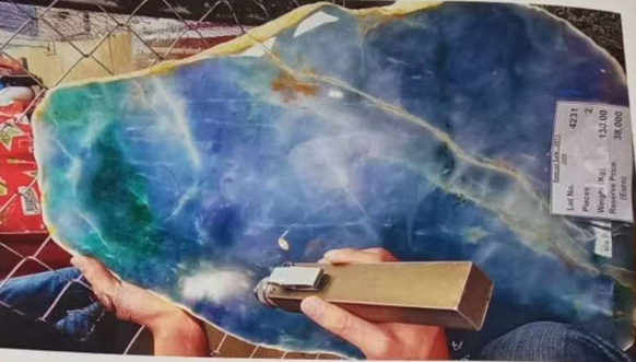 图8 茄莼翡翠料,局部色彩浓艳。