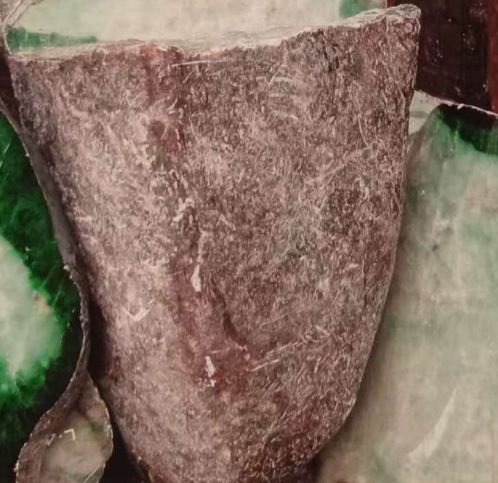 图20 暗棕色的蜡皮壳玉
