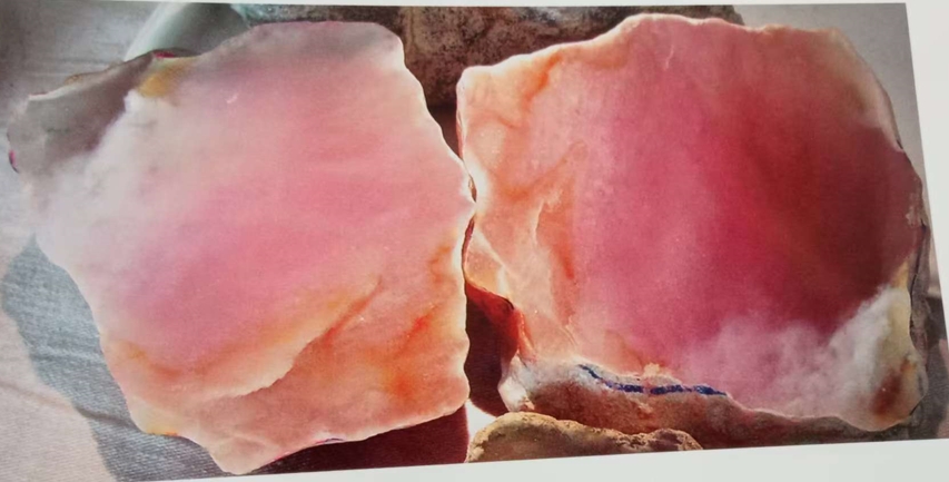 图26 翡翠的底账犹如虾肉一般,故称虾肉底。