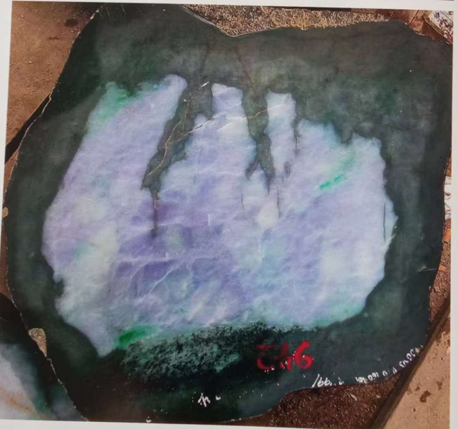 图19 翡翠四周的地子为狗尿地,中间部位为紫花地。
